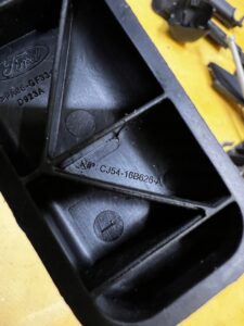 RĄCZKA DŹWIGNIA KLAMKA OTWIERANIA MASKI POKRYWY SILNIKA FORD MUSTANG VI