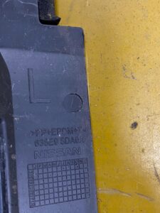 OSŁONA USZCZELKA ZAWIASU MASKI LEWA INFNITI Q30