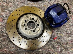 KOMPLET TARCZE HAMULCE ZACISKI PRZÓD TYŁ M-POWER BMW M5 F90