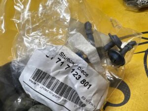 4 X ŚRUBA MOCUJĄCA OSŁONĘ DOLNĄ SILNIKA BMW 5 E60 7 F01 X5 E70 NOWA OEM