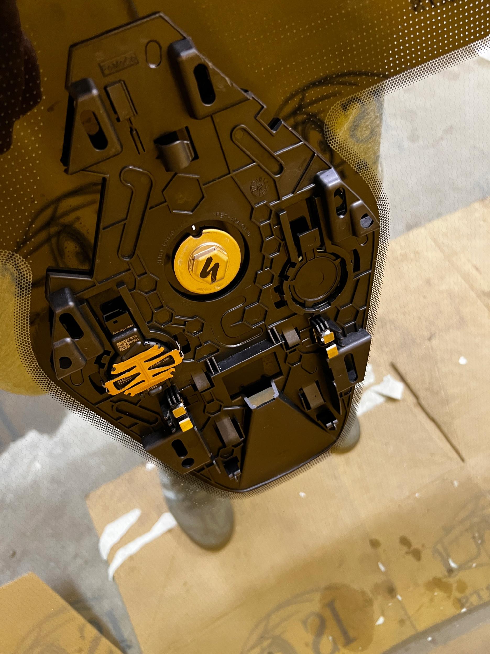 SZYBA CZOŁOWA GRZANA SENSOR FORD FIESTA MK8 20R