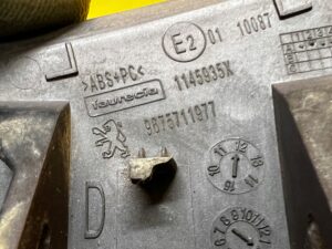 ZAŚLEPKA SPRYSKIWACZA REFLEKTORA PRAWA ZDERZAKA PRZÓD PEUGEOT 508 RXH