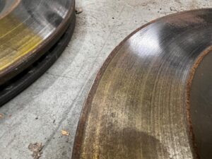 KOMPLET TARCZE ZACISKI KLOCKI HAMULCOWE AUDI A8 D4