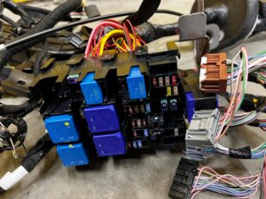 WIĄZKA DESKI PASA PRZEDNIEGO WNĘTRZA KOMORY DACIA SANDERO STEPWAY III 2023R