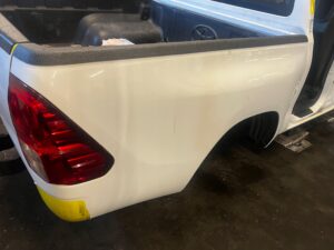 TOYOTA HILUX VIII 8 PAKA TYLNA BŁOTNIKI BURTA PAS TYLNY