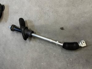 KRZYŻAK DRĄŻEK OSŁONA KOLUMNY KIEROWNICZEJ LAND ROVER DISCOVERY 5 L462