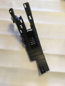 PODSTAWA OSŁONY PROGU PEUGEOT 3008 I 9670437680