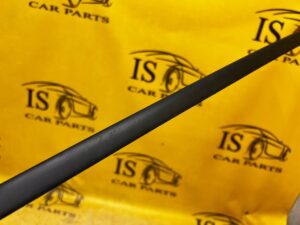 LISTWA SZYBY PRZÓD PRZEDNIEJ ZGARNIAJĄCA WODĘ LEWA SKODA SCALA