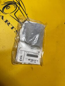 ZAŚLEPKA UCHA HOLOWNICZEGO ZDERZAKA TYŁ BMW M-PAKIET M8 F91 F92 NOWA OEM