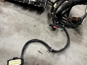 WIĄZKA INSTALACJA OKABLOWANIE KOMORY SILNIKA FORD MUSTANG VI USA 3.7