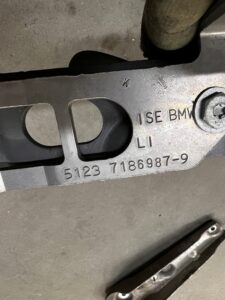 WSPORNIK MOCOWANIE ZAWIASU MASKI LEWY BMW 5 F10 F11 7 F01 F02 F04