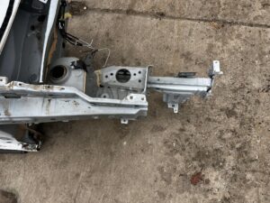 ĆWIARTKA PODŁUŻNICA SŁUPEK PRZÓD PRAWY DACIA SANDERO STEPWAY III 369