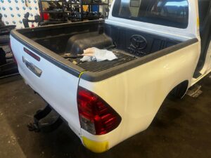 TOYOTA HILUX VIII 8 PAKA TYLNA BŁOTNIKI BURTA PAS TYLNY