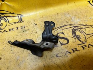 WSPORNIK UCHWYT MOCOWANIE BŁOTNIKA LEWE BMW F40