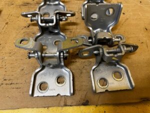 KOMPLET ZAWIASY DRZWI GÓRNY DOLNY DACIA SANDERO III 2021R