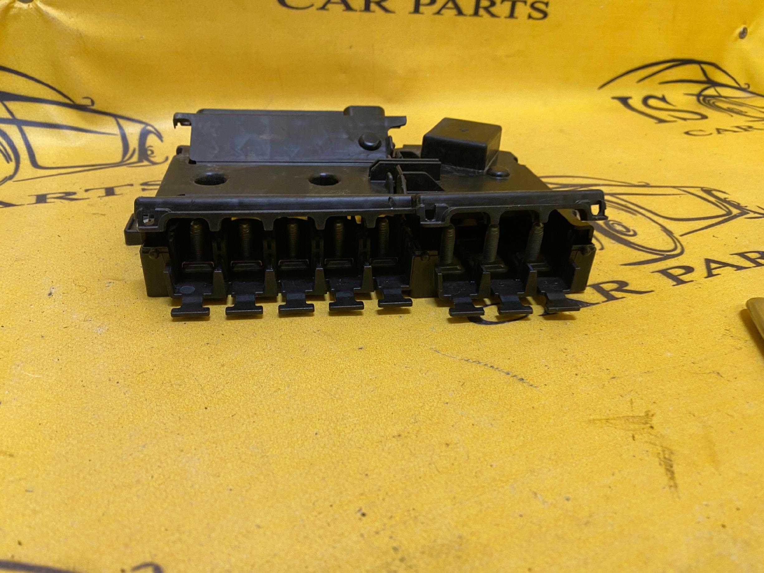 SKRZYNKA BEZPIECZNIKÓW MERCEDES W213 W257