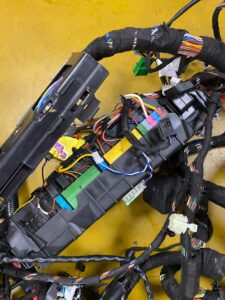 WIĄZKA INSTALACJA BEZPIECZNIKI KABINY INFINITI Q30