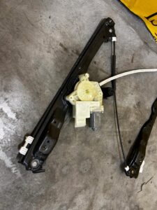 MECHANIZM PODNOŚNIK SZYBY DRZWI PRZÓD PRAWY PEUGEOT 308 II T9