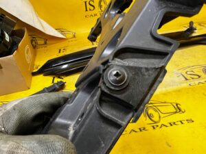 ŚLIZG MOCOWANIE ZDERZAKA TYŁ LEWY RANGE ROVER VELAR L560