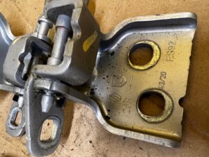 KOMPLET ZAWIASY DRZWI GÓRNY DOLNY DACIA SANDERO III 2021R