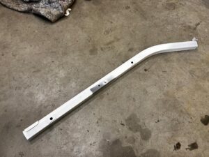 SZYNA PROWADNICA DRZWI PRZESUWNYCH GÓRNA LEWA DACIA DOKKER EU 369