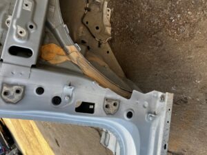 ĆWIARTKA PRAWY PRZÓD SŁUPEK PRÓG FARTUCH DACIA SANDERO III 3