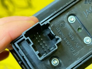 PRZYCISK OTWIERANIA KLAPY JAGUAR XJ XJL X351