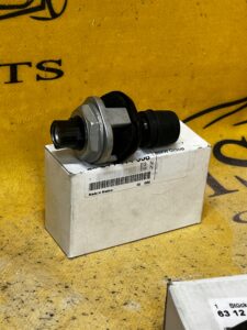 OGRANICZNIK POKRYWY BAGAŻNIKA PRAWY BMW X5 E53 NOWY OEM