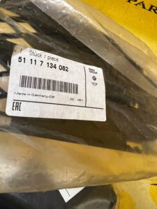 KRATKA BOCZNA ATRAPA OSŁONA ZDERZAKA PRZÓD PRAWA BMW 3 E90 E91 NOWA OEM