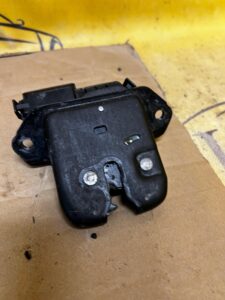 ZAMEK KLAPY BAGAŻNIKA DACIA SANDERO III 2023R