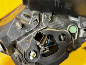 LAMPA TYŁ TYLNA PRAWY PRAWA W BŁOTNIK PEUGEOT 308 II T9 HB