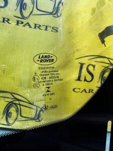 SZYBA CZOŁOWA PRZÓD OGRZEWANA HUD KAMERA RADAR RANGE ROVER VELAR L560 2023R