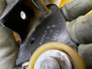 ROLKA DRZWI PRZESUWNYCH PROWADNICA ŚRODKOWA LEWA DACIA DOKKER 369