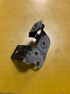 UCHWYT MOCOWANIE WSPORNIK BŁOTNIKA LEWE AUDI Q7 4M