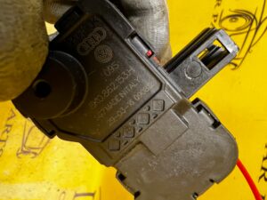 RYGIEL SIŁOWNIK KLAPY WLEWU PALIWA PORSCHE CAYENNE II 7P5 LIFT 92A