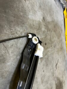 MECHANIZM PODNOŚNIK SZYBY DRZWI PRZÓD PRAWY PEUGEOT 308 II T9