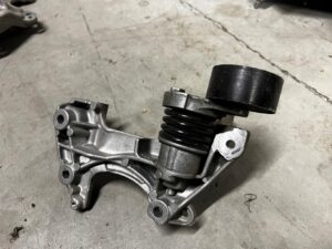 ŁAPA MOCOWANIE NAPINACZ ALTERNATORA RENAULT CAPTUR I 0.9 TCE