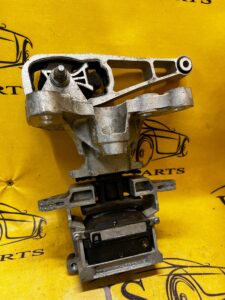 ŁAPA PODUSZKA SILNIKA EVOQUE L551 K8D2-6P096-AA