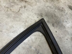 USZCZELKA SZYBY DRZWI PRZÓD LEWY DACIA SANDERO III JOGGER