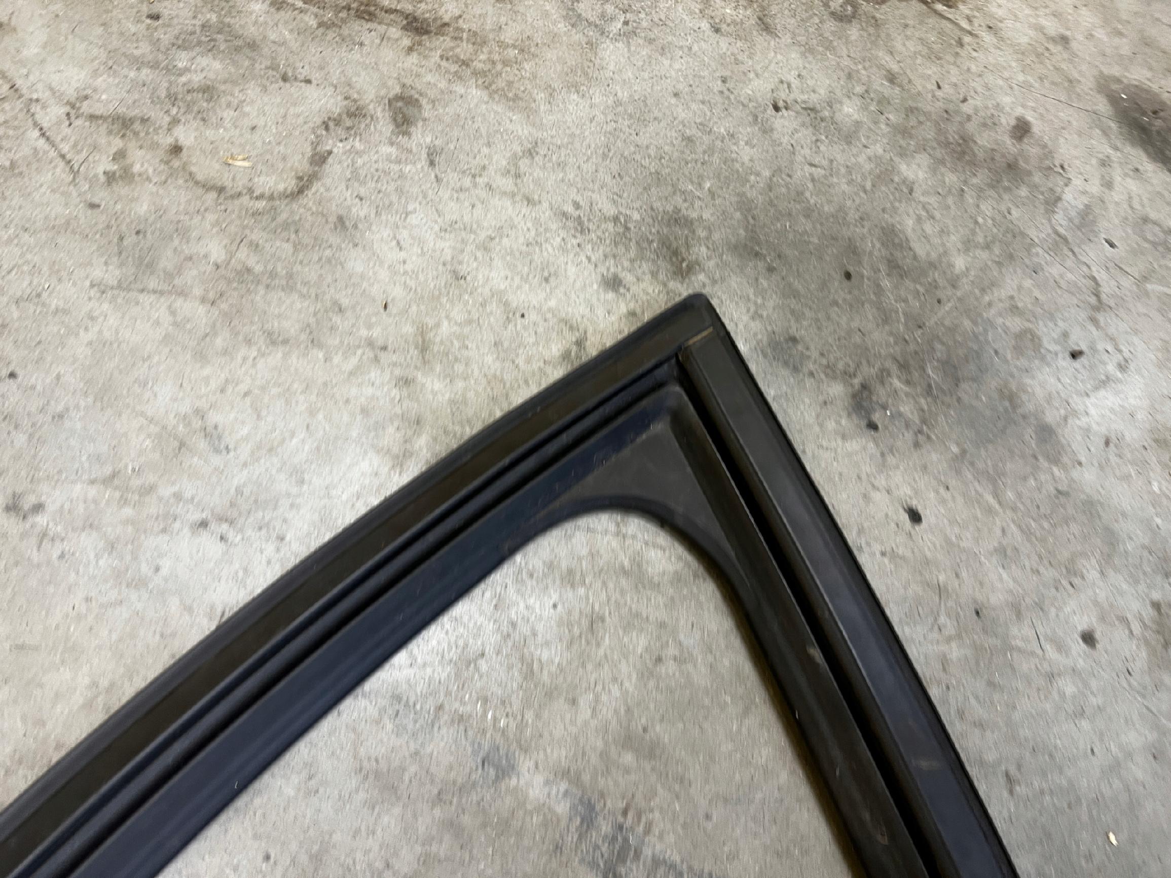 USZCZELKA SZYBY DRZWI PRZÓD LEWY DACIA SANDERO III JOGGER