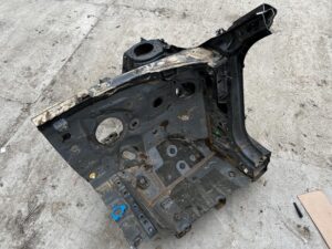 PRAWY PRZÓD ĆWIARTKA PODŁUŻNICA PRÓG SŁUPEK FARTUCH BMW F40 SERIA 1