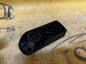 RĄCZKA DŹWIGNIA KLAMKA CIĘGNO OTWIERANIA MASKI PORSCHE PANAMERA 970 POLIFT