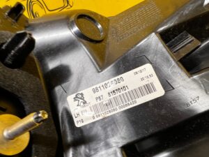 LAMPA LEWY TYŁ W BŁOTNIK PEUGEOT 5008 II P87