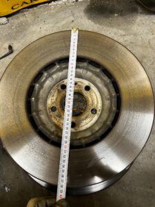 KOMPLET TARCZE ZACISKI KLOCKI HAMULCOWE AUDI A8 D4