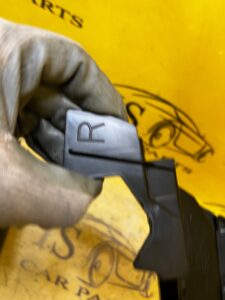 ZAŚLEPKA OSŁONA WSPORNIK WYGŁUSZENIE PODSZYBIA PRAWA TOYOTA HILUX VIII 8