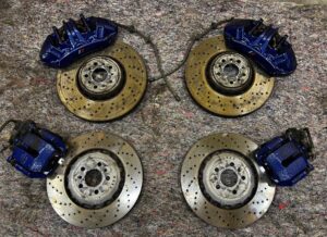 KOMPLET TARCZE HAMULCE ZACISKI PRZÓD TYŁ M-POWER BMW M5 F90