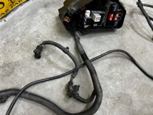 INSTALACJA SILNIKA SKRZYNKA BEZPIECZNIKÓW PORSCHE CAYENNE II 7P5 4.8 V8