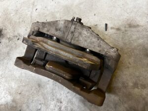 ZACISK HAMULCOWY PRZÓD PRAWY JAGUAR XJ X351