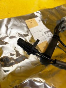 CZUJNIK PRĘDKOŚCI KOŁA PRZÓD ABS BMW 1 F20 3 F30 4 F32 F36 NOWY OEM
