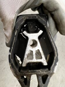 PODUSZKA ŁAPA WSPORNIK SILNIKA CITROEN C4 GRAND PICASSO II 1.6 THP